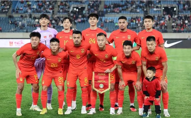 关于足球赛季的张力与悬念，国足团队在逐渐提升的信息