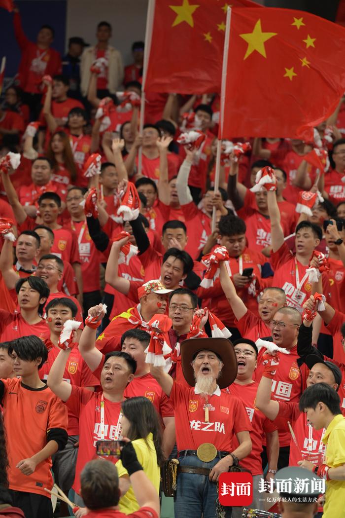 精彩比拼令球迷热血沸腾，全力支持