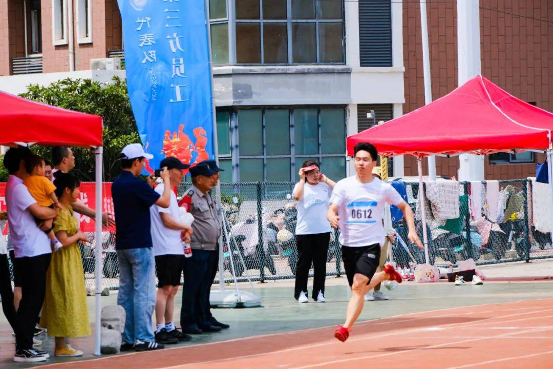 包含选手积极斗志，在赛场上奋勇争先的词条