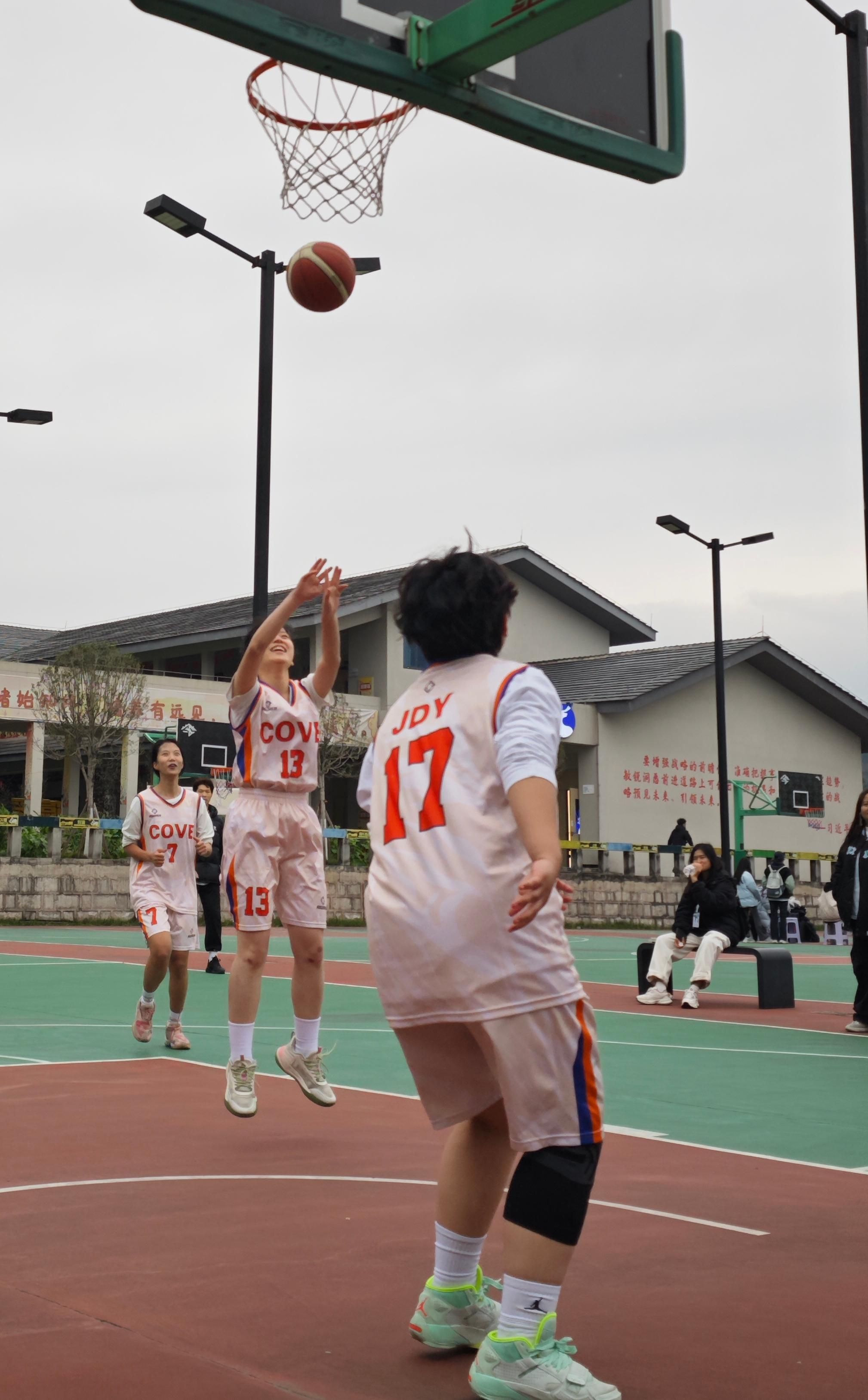 关于广西女篮大获全胜，状态火热的信息