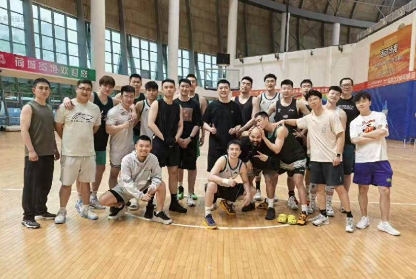 包含辽宁男篮豪取福建队胜利，全队高效合作取胜的词条