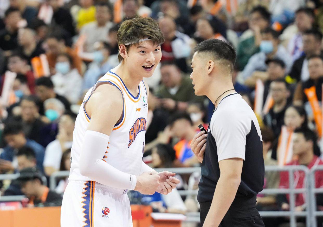 关于曝王哲林三年顶薪续约上海上赛季场均14.8分8篮板的信息