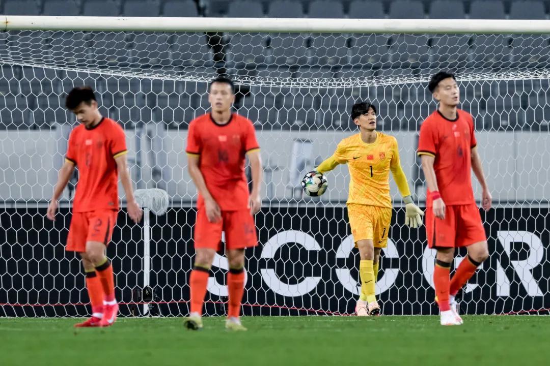 关于国足东亚杯首战出炉！重回双后腰战术，首发11人浮现的信息