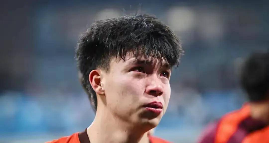 不要犹豫了！20岁日本小将加盟热刺，19岁王钰栋需及早为留洋打算