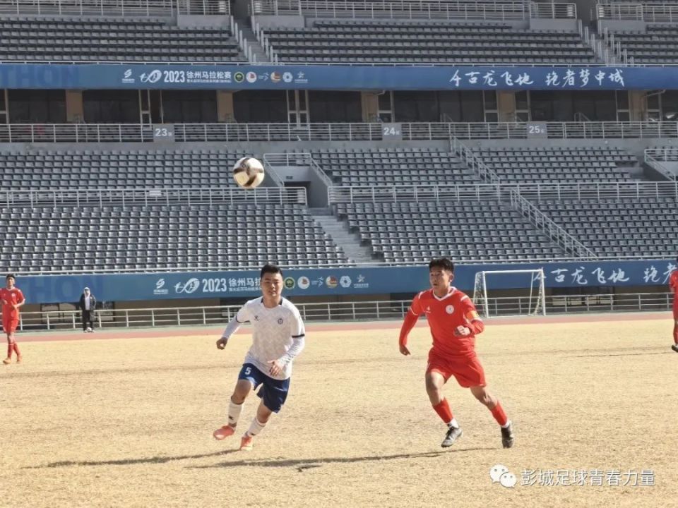 多次传球，球队精湛配合无间
